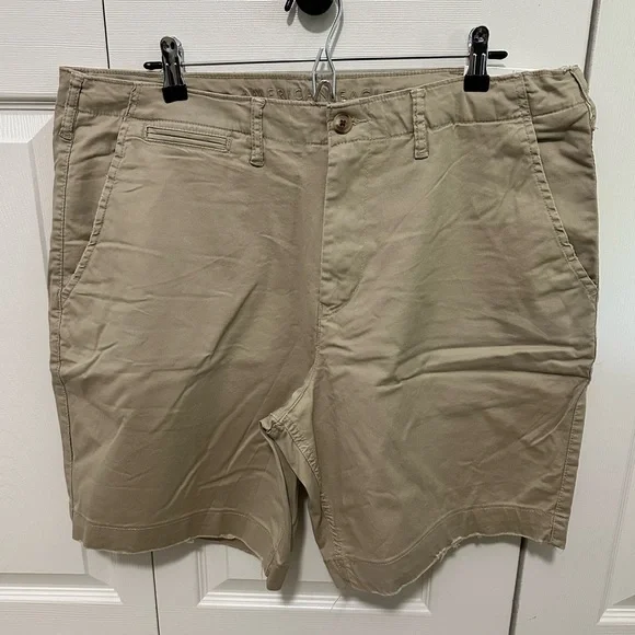 American Eagle Lived-In Khaki Chino Shorts At the Knee in Tan Size 38 NWT - Picture 1 of 5